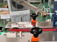 Automatische Schnappverschließmaschine