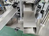 Ultraschall-Tubenfüll- und Verschließmaschine
